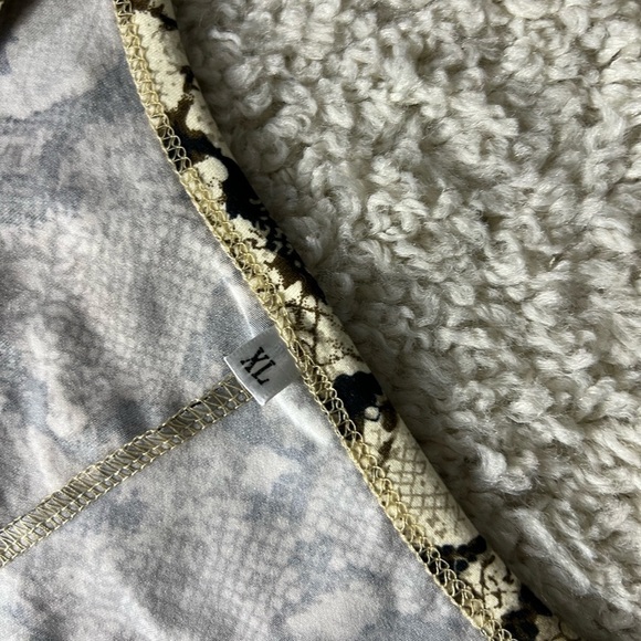 Women’s XL Snake Print Short Sleeve Dress - Picture 3 of 7